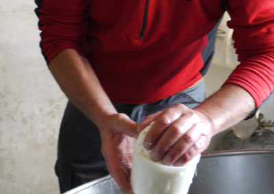 Fabrication du fromage de chevre du Refuge du Grenairon